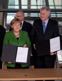 Bundeskanzlerin Angela Merkel und CSU-Parteivorsitzender Horst Seehofer nach Unterzeichnung des Koalitionsvertrags. Quelle: CDU/CSU, Tobias Koch