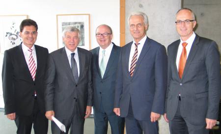 : Von links: Norbert Beck (Metatrain), Bundestagabgeordneter Alois Karl, der Vorsitzende des Bundestagswirtschaftsausschusses Dr. Peter Ramsauer, MdB, und Johann Beck (Metatrain) zeichneten Hans Werner Gloßner (Mitte) mit einem Innovationspreis für den von ihm entwickelten Mieterpass aus.