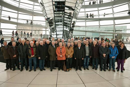 Neben dem Siegerturnier stand für die Schafkopfer auch viel Politisches in Berlin auf dem Programm. Hier sehen Sie die Besucher nach einem Gespräch mit ihrem Wahlkreisabgeordneten Alois Karl auf der Kuppel des Berliner Reichstagsgebäudes.