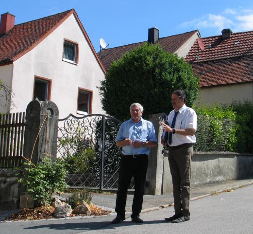 Bürgermeister Bernhard Kraus und Bundestagsabgeordneter Alois Karl (v.l.) bei ihrem Rundgang durch die Velburger Stadtmitte. Im Fokus standen dabei künftige Städtebaumaßnahmen, die den Velburger Innenbereich noch attraktiver machen werden.