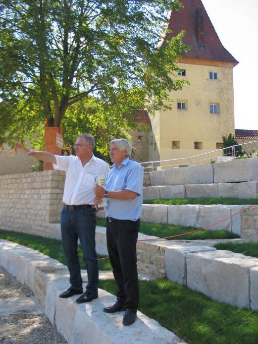 Bürgermeister Ludwig Eisenreich berichtete Bundestagsabgeordneten Alois Karl in der Baustelle des Hans-Kuffer-Parks, dass die Umgestaltung der Sulz bereits vor der Freigabe des Parks viele Berchinger Eltern mit ihren Kindern anzieht.