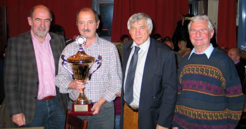 Der Mühlener Ludwig Hörteis gewann das Turnier mit 138 Punkten. Stellv. Landrat Willibald Gailler und Turnierleiter Hans Bumes gratulierten ebenfalls dem Sieger.